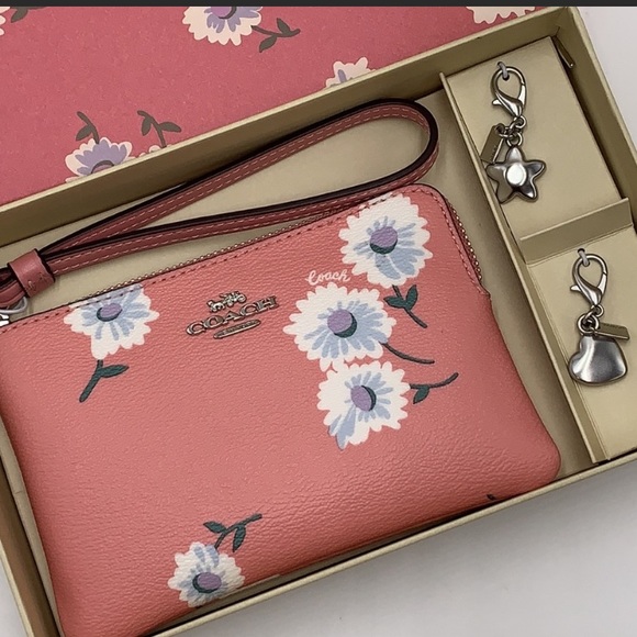 🌸NEW! Coach Gift Set. Wristlet with Charms🌸 - Picture 2 of 9